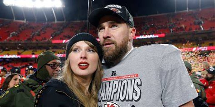 Caissie Levy’s Husband: Who is Caissie Levy Dating?