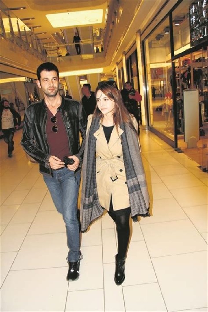 Ezgi Asaroglu’s Boyfriend: Who is Ezgi Asaroglu Dating?
