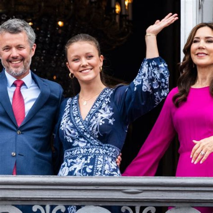 Isabella Valdiri’s Girlfriend: Who is Isabella Valdiri Dating?