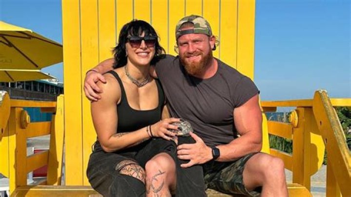 Julia Matthews’s Girlfriend: Who is Julia Matthews Dating?