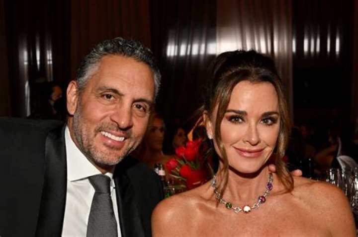 Kyle Richards opens up about family & love, says she & Mauricio are “trying to figure it out” on the red carpet.