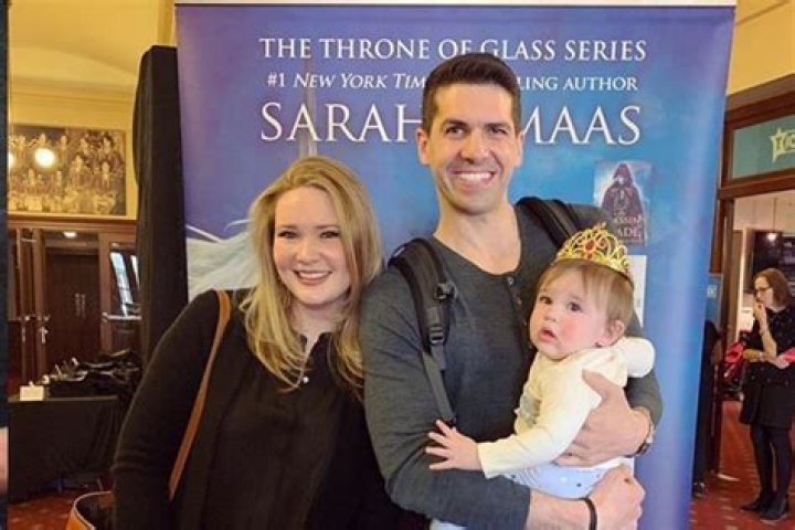 Sarah Maas’s Boyfriend: Who is Sarah Maas Dating?