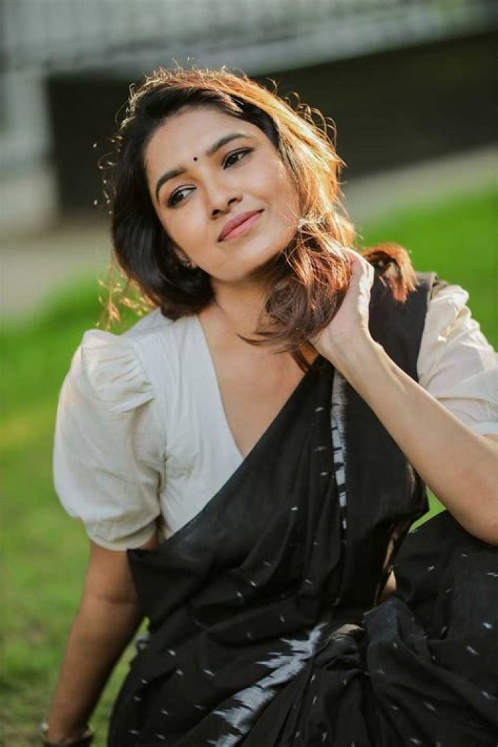 Vani Bhojan’s Boyfriend: Who is Vani Bhojan Dating?