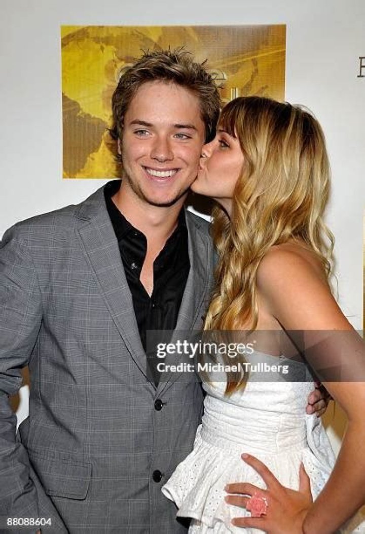 Who is Aimee Teegarden Dating – Aimee Teegarden's Boyfriend & Exes