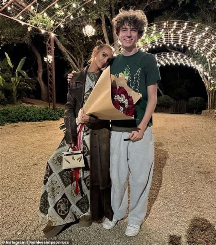 Who is Ashlee Evans-Smith Dating – Ashlee Evans-Smith's Boyfriend & Exes