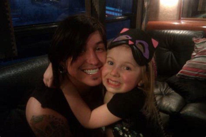 Who is Craig Mabbitt Dating – Craig Mabbitt's Girlfriend & Exes