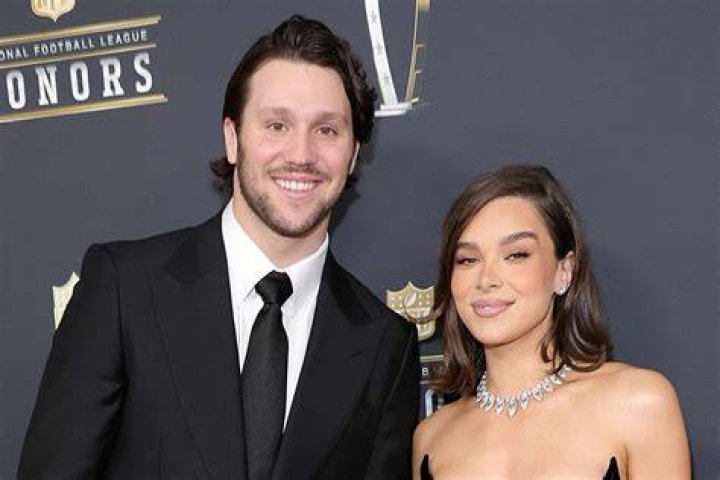 Who is Dominique Swain Dating – Dominique Swain's Boyfriend & Exes