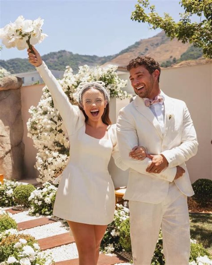 Who is Larissa Manoela Dating – Larissa Manoela's Boyfriend & Exes