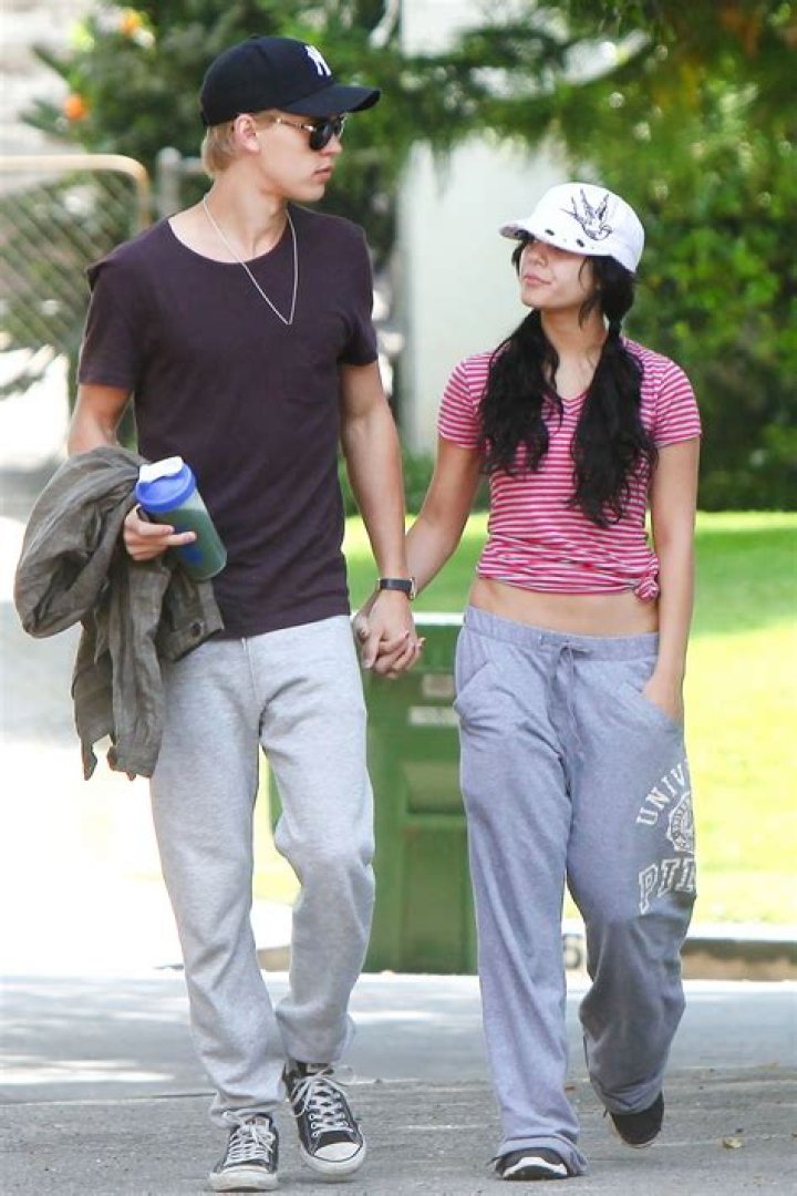 Who is Stella Hudgens Dating – Stella Hudgens's Boyfriend & Exes